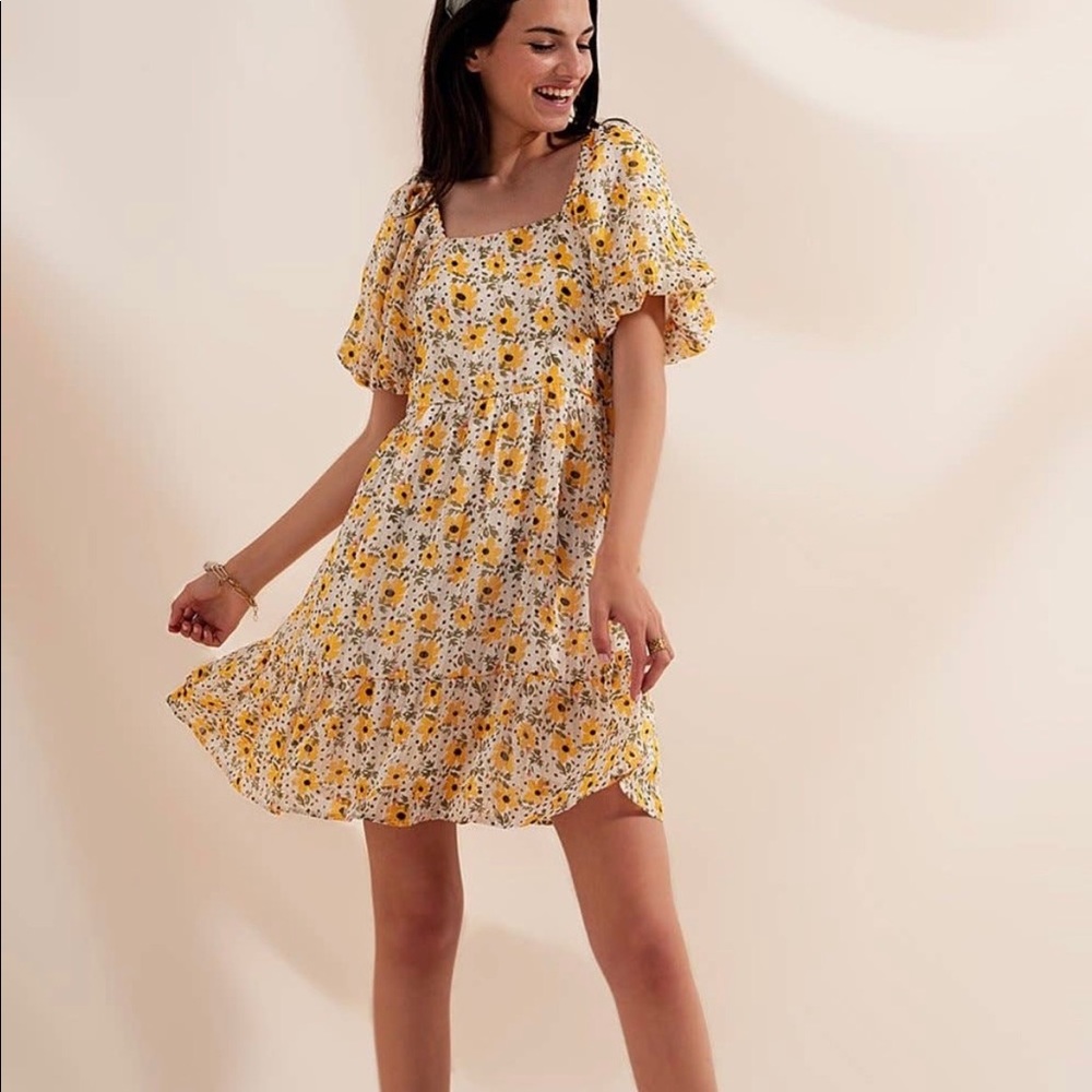 Floral puff sleeve dress! New with tags!